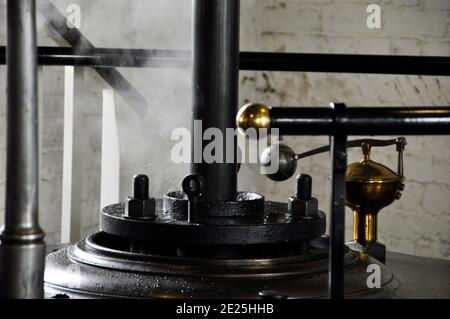 Oben auf dem Zylinder Pumpen Wasser in die Kennet und Avon kanal mit dem Dampfstrahl-Motor bei Crofton Pumpen Bahnhof, Wiltshire England, Großbritannien Stockfoto