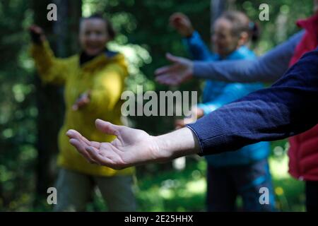 Naturtherapie. Qi Gong und Waldbaden, auch bekannt als Shinrin-Yoku. Frankreich. Stockfoto