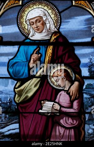 Saint Cyr und Sainte Julitte Kirche. Buntglasfenster. Die heilige Anna mit Maria als Kind. Beaufort. Frankreich. Stockfoto