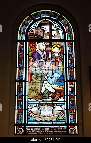 Kirche Saint Honore d'Eylau, Paris, Frankreich. Buntglas. St Francois Xavier unterrichtet in Paris an St Ignatius und anderen Studenten. Stockfoto