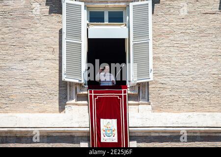 Papst Franziskus überbringt seinen Segen während des Regina Coeli aus dem Fenster seines privaten Ateliers im Apostolischen Palast mit Blick auf den Petersplatz in Stockfoto