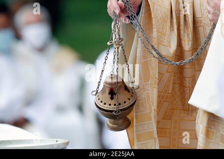 Katholische Kirche während covid-19 Epidemie. Feier der Messe. Heiligtum von La Benite Fontaine. Frankreich. Stockfoto
