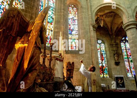 Messe in der St. Nicolas-Kirche, Beaumont le Roger, Frankreich während der Aussperrung 2019. Stockfoto