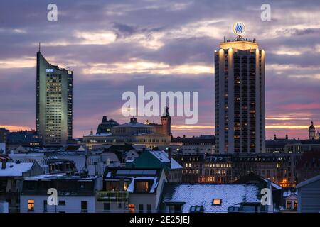 Leipzig, Deutschland. Januar 2021. Die Innenstadt mit dem City-Hochhaus (l-r), der Oper, dem Neuen Rathaus, dem Wintergartenhochhaus und der Thomaskirche. Quelle: Jan Woitas/dpa-Zentralbild/dpa/Alamy Live News Stockfoto