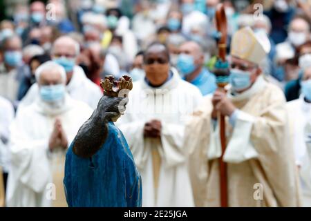 Katholische Kirche während covid-19 Epidemie. Feier der Messe. Heiligtum von La Benite Fontaine. Frankreich. Stockfoto