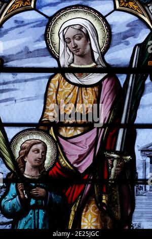 Saint Cyr und Sainte Julitte Kirche. Buntglasfenster. Beaufort. Frankreich. Stockfoto