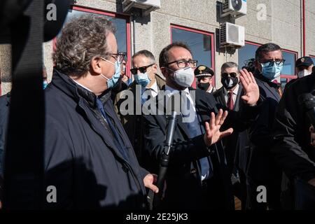 Lamezia Terme, Kalabrien, Italien. Dezember 2020. Der italienische Justizminister Alfonso Bonafede und der Anti-Mafia-Staatsanwalt Nicola Gratteri, zusammen mit dem Staatsanwalt von Vibo Valentia, Camillo Falvo, dem italienischen Justizminister Alfonso Bonafede, Und relevante Persönlichkeiten führten eine Standortbesichtigung des neuen Bunkerraums im Industriegebiet (Area Ex Sir) in Lamezia Terme durch. Am 13. Januar 2021 wird in dem mit mehr als 600 Plätzen ausgestatteten Bunkerraum der Maxi-Prozess Rinascita-Scott gegen die Calabrese-Mafia (''˜ndrangheta) gegen mehr als 450 Verdächtige stattfinden Stockfoto