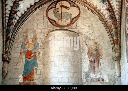 Romainmotier Abbey Church. Engel, Fresko an den Wänden des Kirchenschiffs und Dekoration des Gewölbes, 11. Jahrhundert. Schweiz. Stockfoto