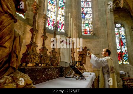 Messe in der St. Nicolas-Kirche, Beaumont le Roger, Frankreich während der Aussperrung 2019. Stockfoto