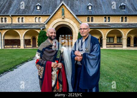 Zen-buddhistischer Meister und Tenzo (Koch) während eines Sesshins (Retreats) in der Trappistenabtei Orval, Belgien Stockfoto