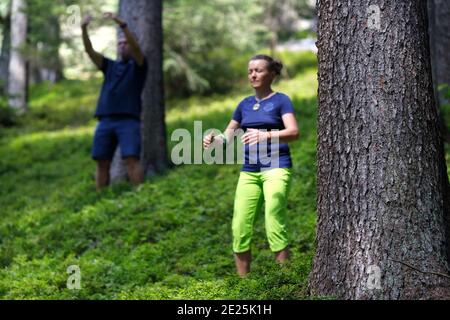 Naturtherapie. Qi Gong und Waldbaden, auch bekannt als Shinrin-Yoku. Frankreich. Stockfoto