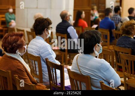 Pfingstgottesdienst in der St. Nicolas-Kirche, Beaumont-le-Roger, Frankreich Stockfoto