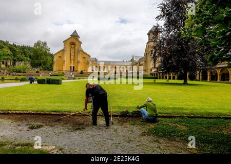 Zen-buddhistischer Sesshin (Exerzitien) in der trappistenabtei Orval, Belgien. Samu (Freiwilligenarbeit) im Garten Stockfoto