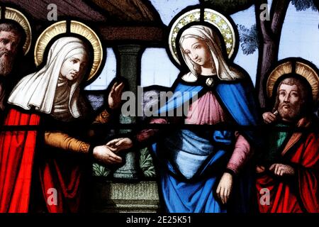 Cordeliers Kirche. Buntglasfenster. Die Heimsuchung der seligen Jungfrau Maria ist der Besuch von Maria mit Elisabeth, wie im Evangelium von Stockfoto