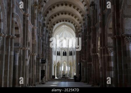 Basilika Santa Maria Magdalena, Vezelay, Frankreich. Kirchenschiff Stockfoto