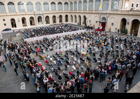 Vatikanstadt, Cortile San Damaso 30. September 2020: Papst Franziskus trifft sich mit den Gläubigen bei der Ankunft für eine begrenzte öffentliche Audienz während der COVID- Stockfoto