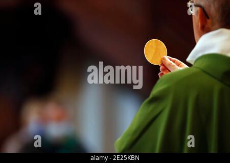 Katholische Kirche während covid-19 Epidemie. Sonntagsmesse. Priester bei der eucharistiefeier. Sallanches. Frankreich. Stockfoto
