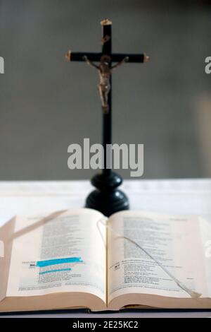 Kruzifix, offene bibel auf Altar. Katholische Kirche. Frankreich. Stockfoto