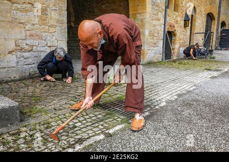 Zen-buddhistischer Sesshin (Exerzitien) in der trappistenabtei Orval, Belgien. Samu (Freiwilligenarbeit) im Garten und Hof Stockfoto