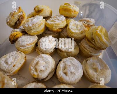 Tupperware Behälter mit vielen Mince Torten, UK Stockfoto