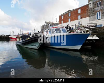 Boote, die im Hafen von Padstow für den Winter, Padstow, Cornwall, Großbritannien, vertäut sind Stockfoto
