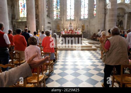 Pfingstgottesdienst in der St. Nicolas-Kirche, Beaumont-le-Roger, Frankreich Stockfoto