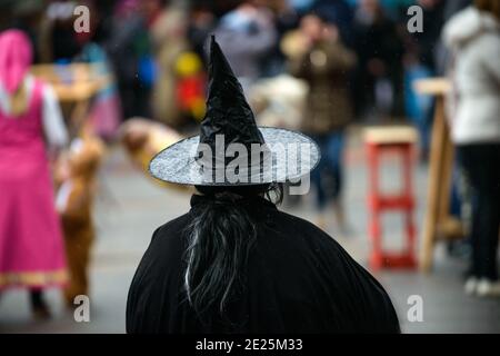 Rückansicht einer Frau in einem Hexenhut bei Der Kostümkarneval Stockfoto