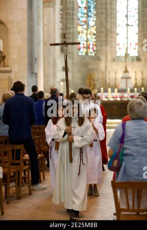 Pfingstgottesdienst in der St. Nicolas-Kirche, Beaumont-le-Roger, Frankreich Stockfoto