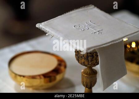 Basilika unserer Lieben Frau von Genf. Der Tisch der Eucharistie mit den liturgischen Gegenständen. Stockfoto