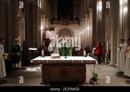 Basilika unserer Lieben Frau von Genf. Katholische Messe. Die Incensing des Altars. Stockfoto