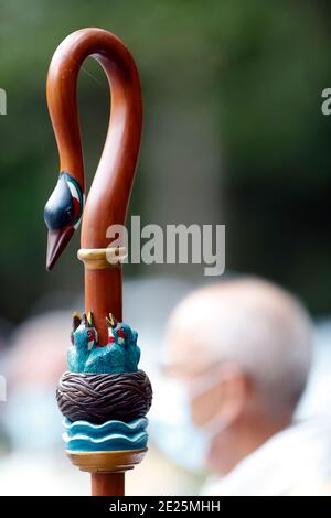 Katholische Kirche während covid-19 Epidemie. Feier der Messe. Bischof. Heiligtum von La Benite Fontaine. Frankreich. Stockfoto