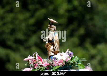 Katholische Kirche während covid-19 Epidemie. Gesamtgewicht der Annahme. Kirche Notre Dame de la Gorge. Frankreich. Stockfoto