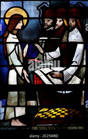 Romainmotier Abbey Church. Buntglasfenster. Jesus und die Ärzte des Glaubens. Finden im Tempel. Schweiz. Stockfoto