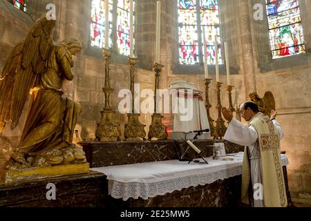 Messe in der St. Nicolas-Kirche, Beaumont le Roger, Frankreich während der Aussperrung 2019. Stockfoto