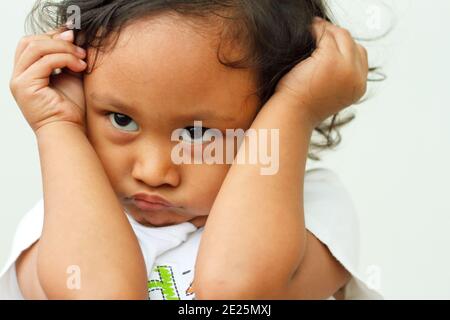 Ausdruck der asiatischen ethnischen kleinen Mädchen in einer schlechten Stimmung Stockfoto