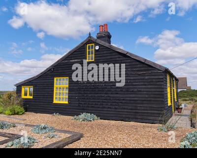 Derek Jarman's Prospect Cottage, ein ehemaliges viktorianisches Fischerhaus, Dungeness, Kent, England Stockfoto