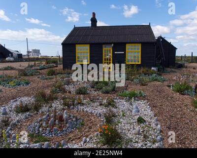 Derek Jarman's Prospect Cottage, ein ehemaliges viktorianisches Fischerhaus, Dungeness, Kent, England Stockfoto