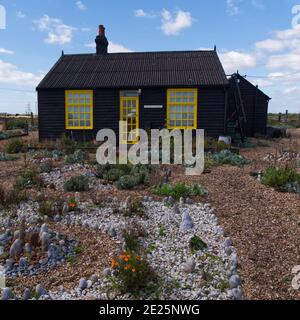 Derek Jarman's Prospect Cottage, ein ehemaliges viktorianisches Fischerhaus, Dungeness, Kent, England Stockfoto