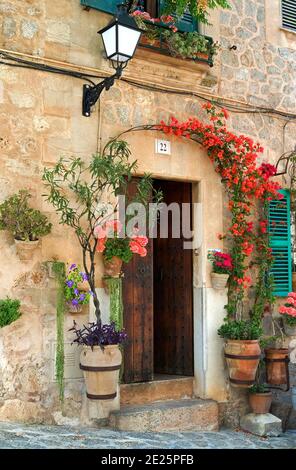 Eingangstür der traditionellen Steinfinca, Valldemossa, Mallorca, Baleares, Spanien Stockfoto