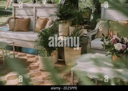 Holztische und Stühle mit bunten Blumen Stockfoto