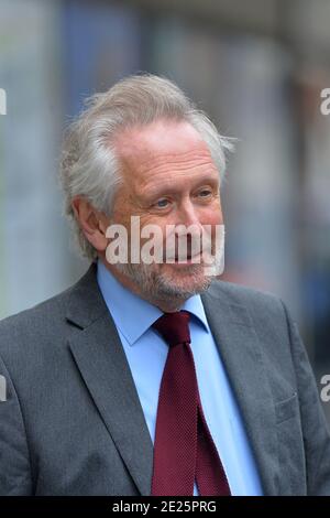 Der Bürgermeister von Leicester, Sir Peter Soulsby, spricht mit den Medien im Stadtzentrum von Leicester, während die Spekulationen über eine lokale Sperre in Leicester wachsen Stockfoto