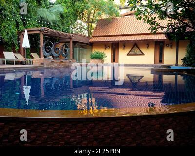 Hotel Pool Lounge mit tropischen Pflanzen und Skulpturen Stockfoto