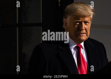 Washington DC, USA. Januar 2021. Präsident Donald Trump verlässt am Dienstag, den 12. Januar 2021, das Weiße Haus in Washington, DC. Der Präsident geht heute nach Alamo, Texas, um die Grenzmauer zwischen den Vereinigten Staaten und Mexiko zu besuchen. Dies ist der erste Auftritt der Präsidenten nach dem Aufstand im US-Kapitol durch seine Anhänger letzte Woche. Foto von Samuel Corum/UPI Kredit: UPI/Alamy Live Nachrichten Stockfoto