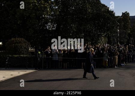 Washington DC, USA. Januar 2021. Präsident Donald Trump verlässt am Dienstag, den 12. Januar 2021, das Weiße Haus in Washington, DC. Der Präsident geht heute nach Alamo, Texas, um die Grenzmauer zwischen den Vereinigten Staaten und Mexiko zu besuchen. Dies ist der erste Auftritt der Präsidenten nach dem Aufstand im US-Kapitol durch seine Anhänger letzte Woche. Foto von Samuel Corum/UPI Kredit: UPI/Alamy Live Nachrichten Stockfoto