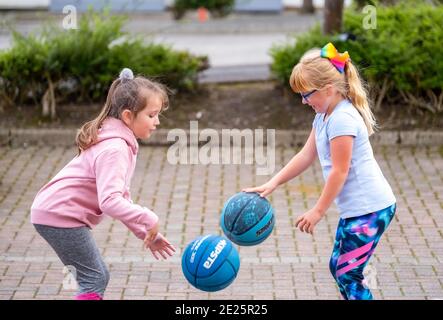 Kinder Teilnahme an Outdoor-Aktivitäten Stockfoto