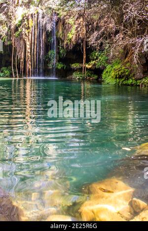 Ein kleiner Tuffsteinwasserfall im Kadishi-Fluss in Südafrika, der in einen türkisfarbenen Pool fällt Stockfoto