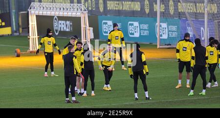 Stadt Dortmund, Deutschland. 12. Jan, 2021. firo: 12.01.2021, Fußball, 1.Bundesliga, Saison 2020/2021, BVB, Borussia Dortmund, Training, Spieler, aus, Borussia Dortmund, während, Training, Thomas Delaney, Youssoufa Moukoko, Emre Can - Nutzung weltweit Credit: dpa/Alamy Live News Stockfoto