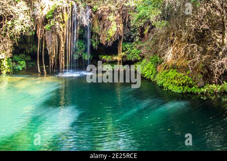 Ein kleiner Tuffsteinwasserfall im Kadishi-Fluss in Südafrika, der in einen türkisfarbenen Pool fällt Stockfoto