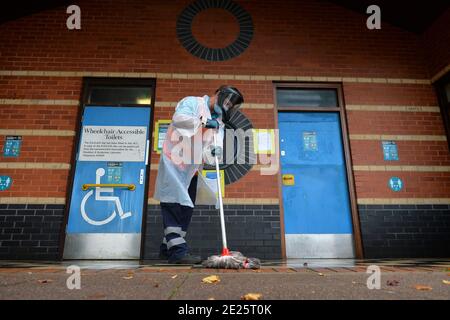 Ein Stadtrat Arbeiter reinigt öffentliche Toiletten tragen persönlichen Schutz Ausrüstung im Stadtzentrum von Leicester während der Coronavirus-Sperre Stockfoto