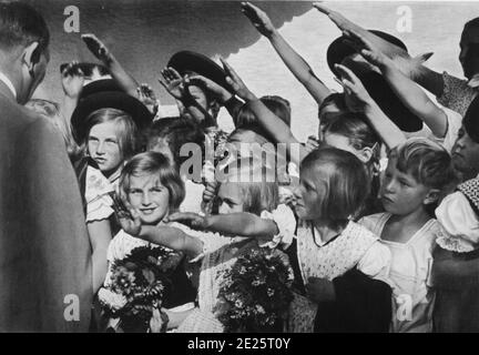 Kinder sahen, wie sie Hitler den Nazi-Gruß übergaben Stockfoto